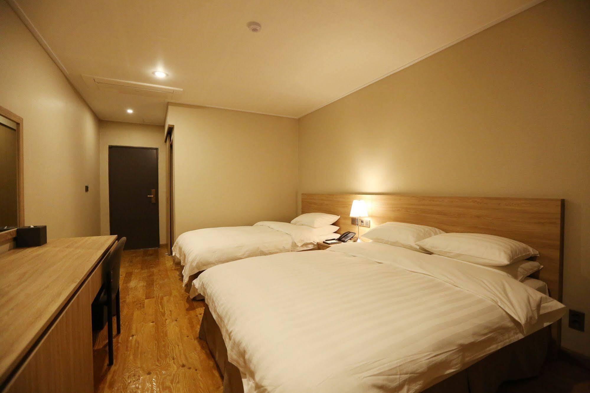 Palgong Emillia Hotel Tegu Kültér fotó